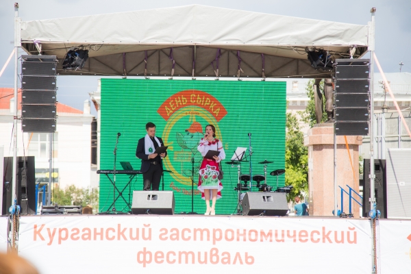 На Троицкой площади прошел «Курганский гастрономический фестиваль» «День сырка». 